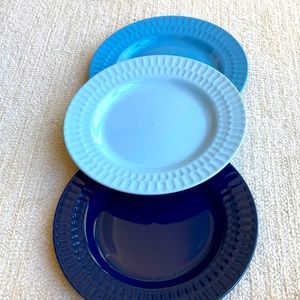 Three blue stoneware dinner plate. NWT by Coventry